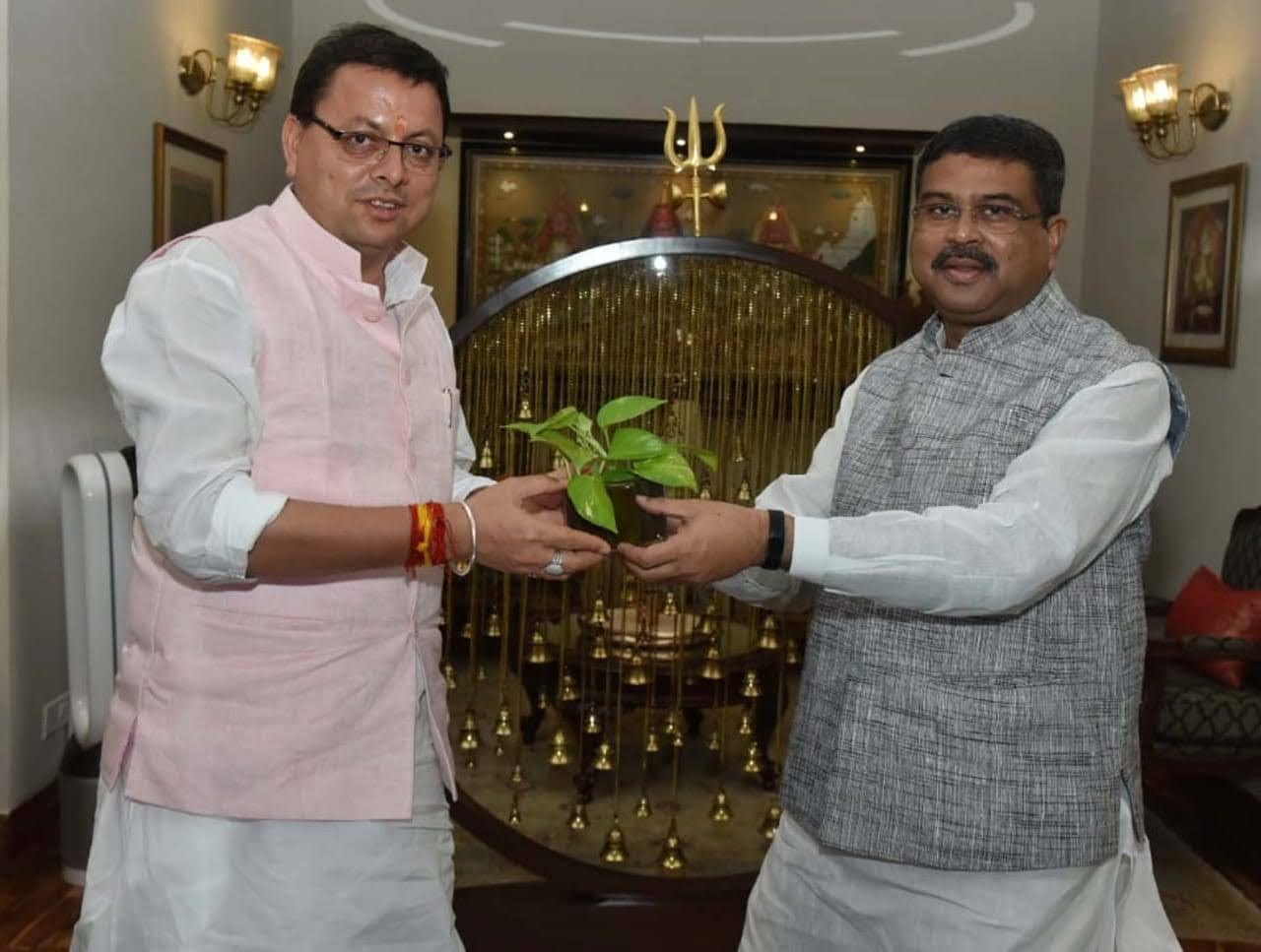 राज-काज: मुख्यमंत्री पुष्कर सिंह धामी ने की केन्द्रीय शिक्षा मंत्री से शिष्टाचार भेंट