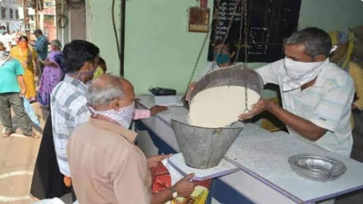 निरीक्षण में भारी गड़बड़ियां पाए जाने पर तीन राशन डीलरों के लाइसेंस निरस्त करने के निर्देश