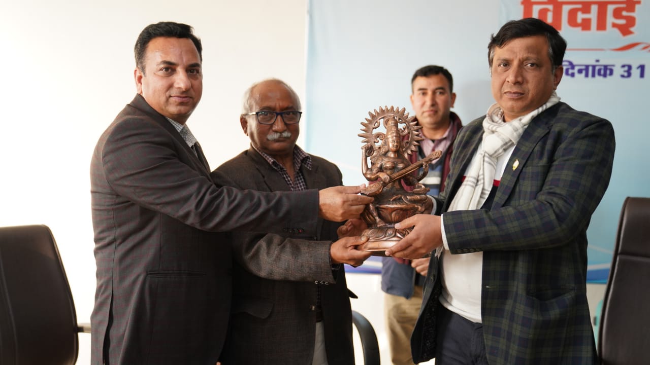 उत्तराखंड सूचना विभाग के अपर निदेशक डाॅ अनिल चंदोला व मुख्य प्रशासनिक अधिकारी गोपाल सिंह राणा सेवानिवृत्त