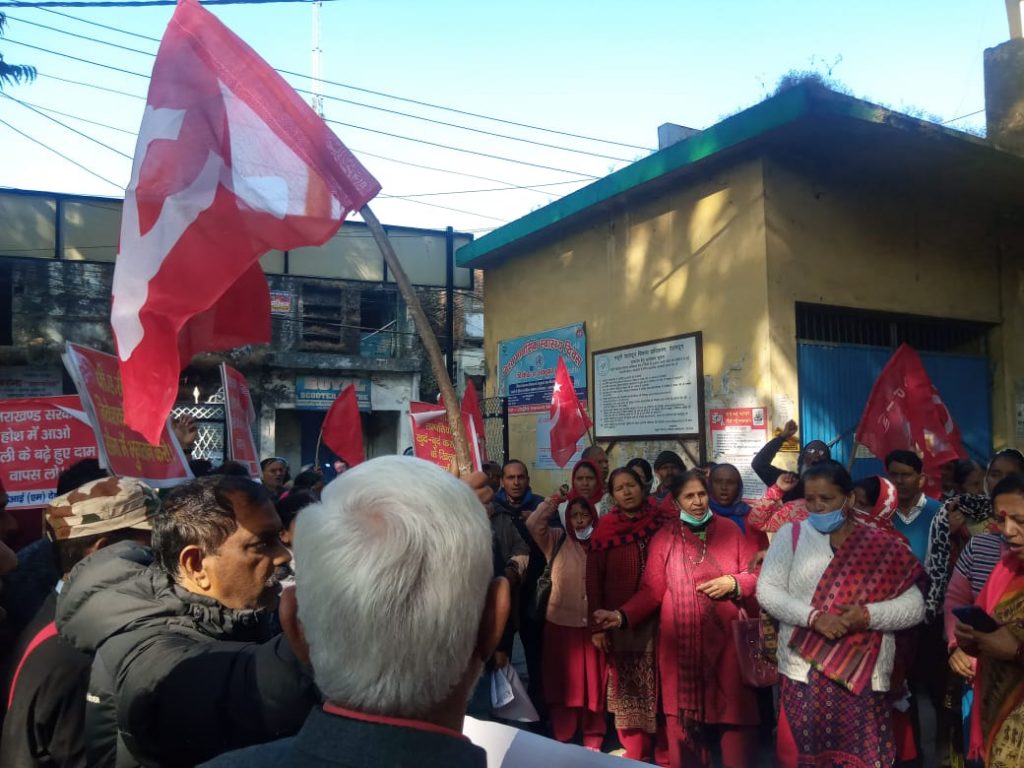 बिजली दरों में वृद्धि के प्रस्ताव से आक्रोशित  माकपा ने किया प्रदेशव्यापी विरोध प्रदर्शन, डीएम के माध्यम से  सीएम को भेजा ज्ञापन
