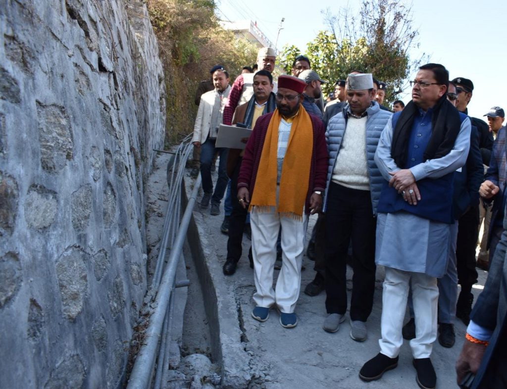 मुख्यमंत्री पुष्कर सिंह धामी ने जोशीमठ में भू धंसाव के प्रभावितों से मिलकर जताई संवेदना, लोगों का हाल जानकर हो गए भावुक