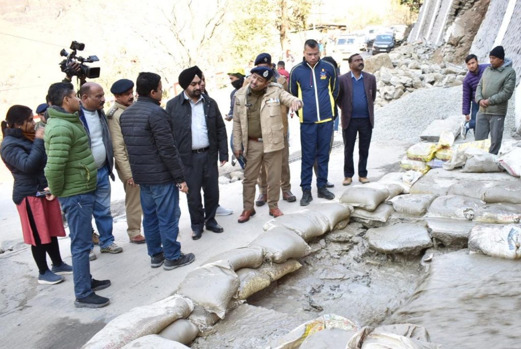 जोशीमठ पहुंच कर मुख्य सचिव डाॅ संधू और डीजीपी अशोक कुमार ने लिया भूधंसाव से प्रभावित इलाकों का जायजा
