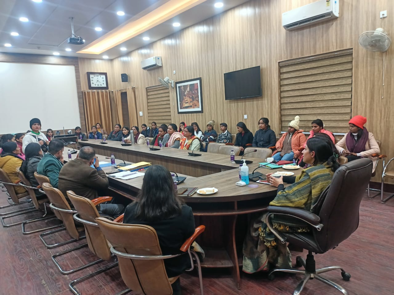 जिला प्रशासन कीअनूठी पहल, ‘बेटियों के बीच अफसर बिटिया’ कार्यक्रम में डीएम सोनिका ने विभिन्न मुद्दों पर किया बालिकाओं से संवाद
