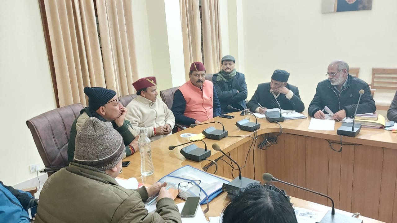 शिक्षा मंत्री डाॅ धन सिंह रावत ने शिक्षकों के रिक्त पदों को लेकर शिक्षा अधिकारियों के साथ किया विमर्श