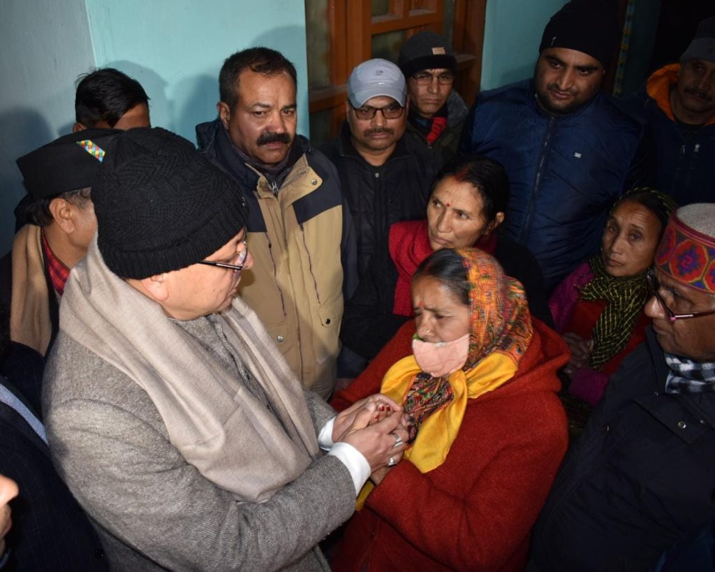 जोशीमठ आपदा को लेकर मैदान में डटे मुख्यमंत्री धामी, संकटग्रस्त क्षेत्र में पहुंचकर प्रभावित लोगों से हुए रूबरू
