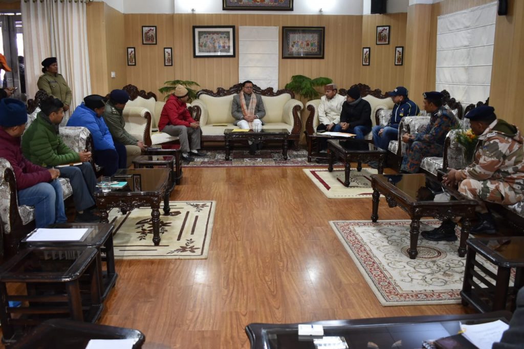 जोशीमठ संकट में जरूरी सेवाओं से जुड़े जिला स्तरीय अधिकारियों के साथ बैठक,सीएम धामी ने दिए सुरक्षा के इंतजाम दुरस्त रखने के निर्देश
