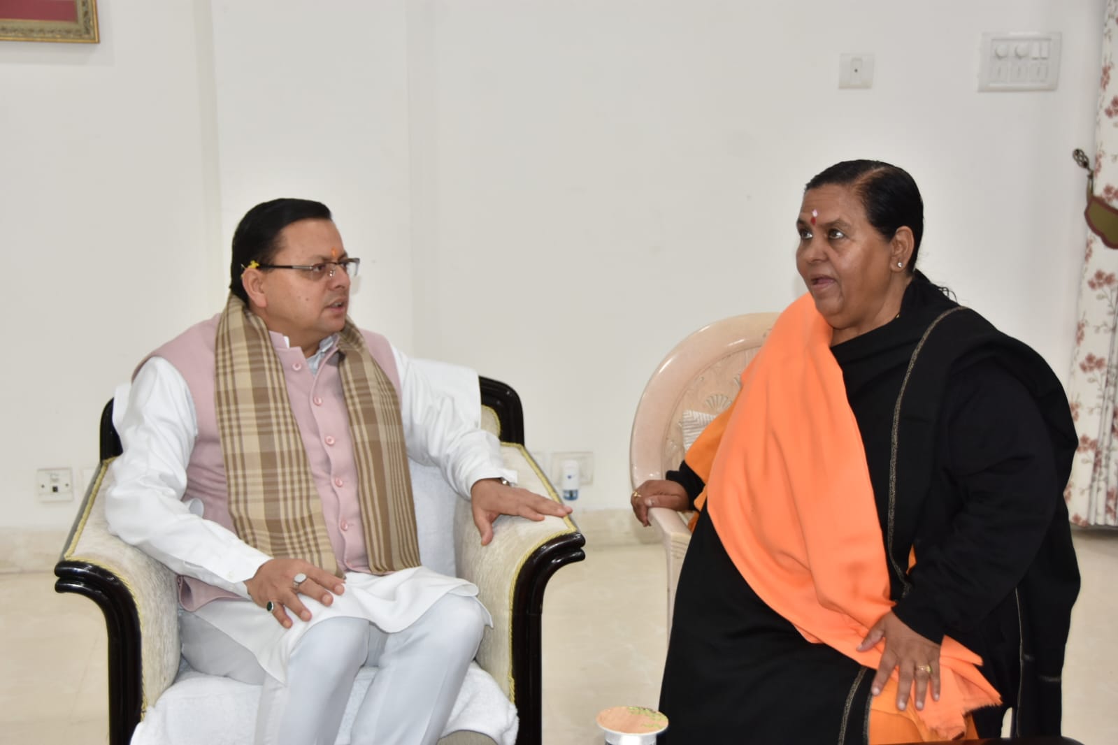 सीएम पुष्कर सिंह धामी एवं पूर्व केंद्रीय मंत्री उमा भारती के बीच जोशीमठ आपदा में राहत कार्यों को लेकर हुई चर्चा