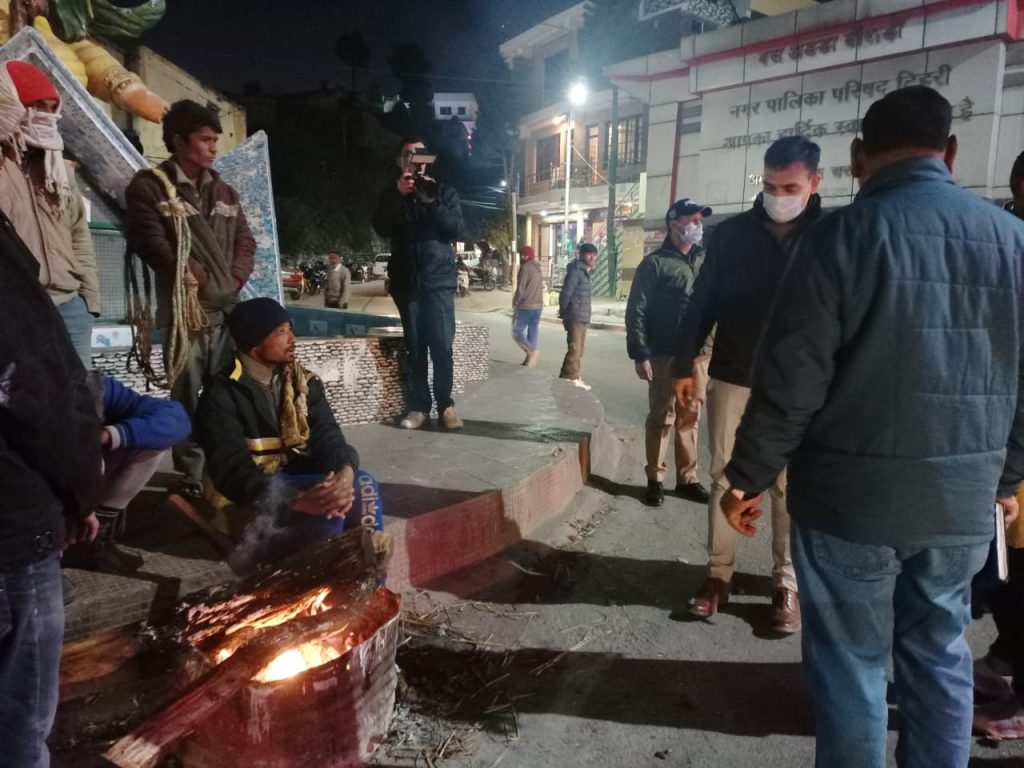 रैन बसेरा का स्थलीय निरीक्षण करने रात को निकले टिहरी के डीएम डॉ. सौरभ गहरवार, मौके पर पहुंच कर किया व्यवस्थाओं का मुआयना