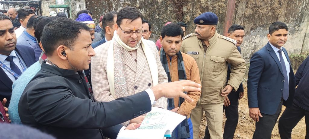 टनकपुर में बनने वाले अंतरराज्यीय बस अड्डे की भूमि का मुख्यमंत्री पुष्कर सिंह धामी ने किया निरीक्षण, अफसरों को दिए जरूरी निर्देश