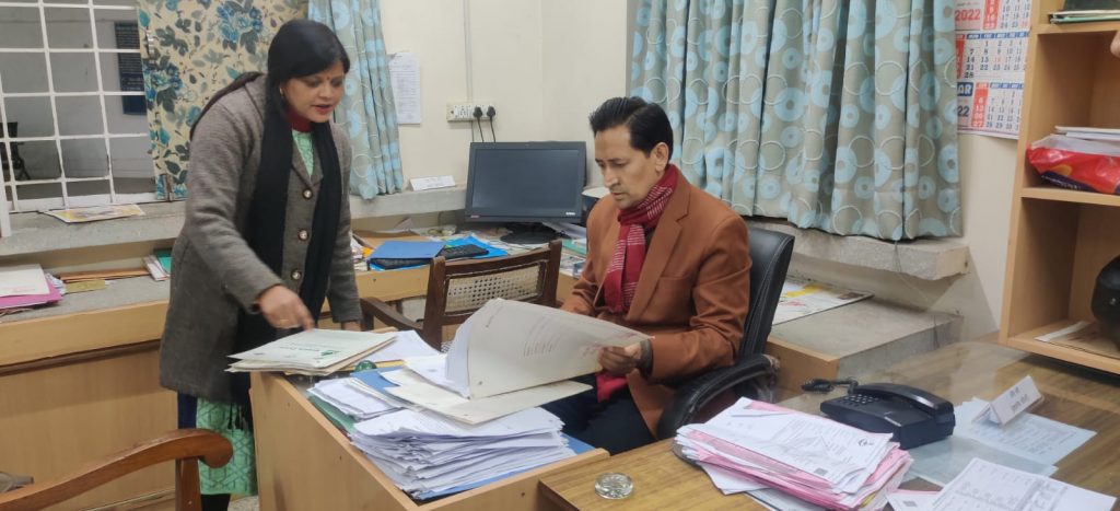 कमिश्नर दीपक रावत ने आरटीओ कार्यालय का किया औचक निरीक्षण, अव्यवस्थाओं पर लिया सख्त़ एक्शन
