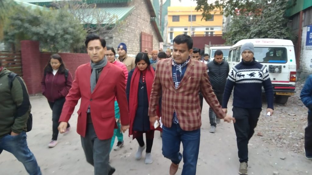 कमिश्नर दीपक रावत फिर एक्शन मोड पर, शहर में पैदल घूम कर किया व्यवस्थाओं का निरीक्षण , अनियमितता मिलने पर की सख़्त कार्रवाई