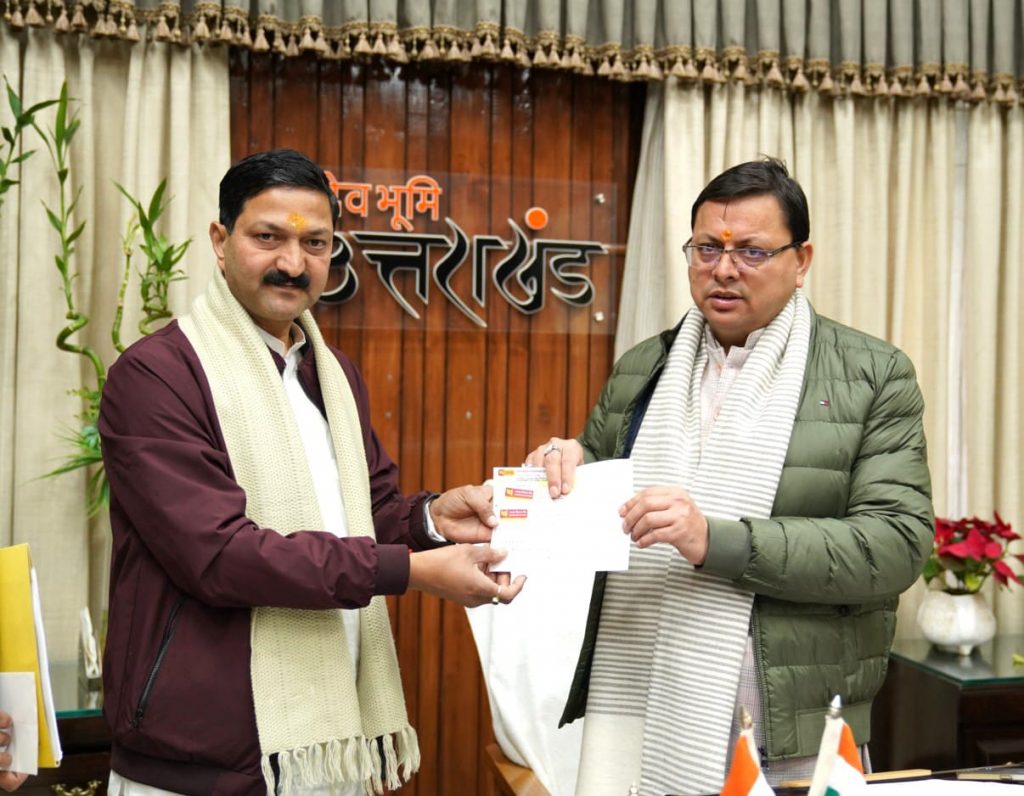 जोशीमठ के प्रभावितों की मदद के लिए बीकेटीसी के अध्यक्ष अजेंद्र अजय ने सीएम धामी क सौंपा पांच लाख रुपए का चेक