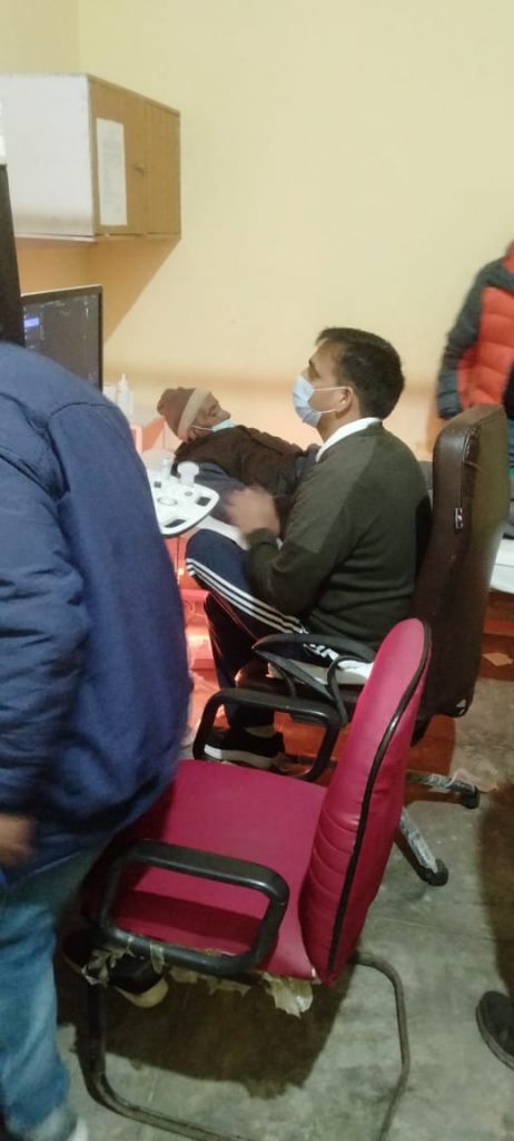 टिहरी गढ़वाल के डीएम ने नहीं मनाई रविवार की छुट्टी, अस्पताल पहुंचकर किये 87 मरीजों के अल्ट्रासाउंड, पेश की इंसानियत की मिसाल