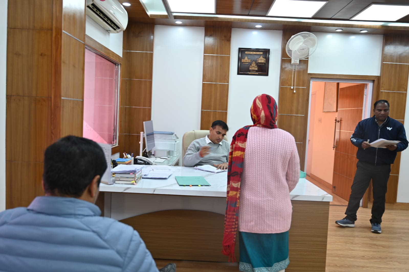 टिहरी गढ़वाल के डीएम डाॅ सौरभ गहरवार ने जनता दरबार में सुनीं जन शिकायतें, संबंधित विभागों को दिए तय समय में निस्तारण करने के निर्देश