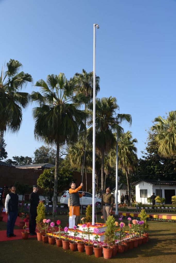 सीएम धामी ने गणतंत्र दिवस पर मुख्यमंत्री आवास पर राष्ट्रीय ध्वज फहराते हुए प्रदेशवाशियों को दीं शुभकामनाएं
