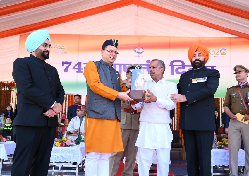 सड़क दुर्घटना के दौरान क्रिकेटर की जान बचाने वालों को राज्यपाल एवं मुख्यमंत्री ने किया सम्मानित