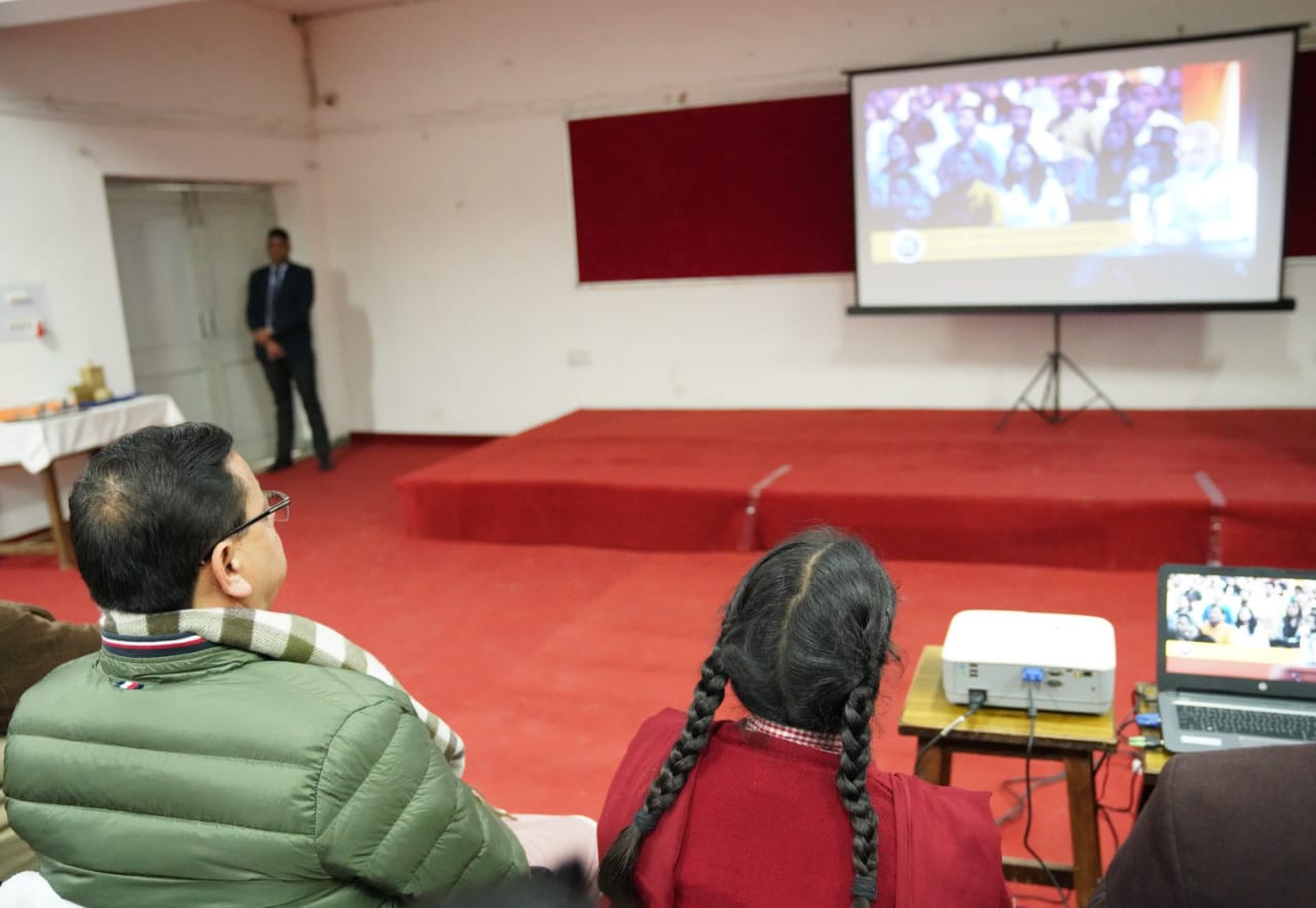 बच्चों के साथ बैठकर सीएम धामी ने सुनी प्रधानमंत्री की मन की बात, संस्थान के बच्चों से बोले- प्रधानमंत्री से मिलती है प्रेरणा