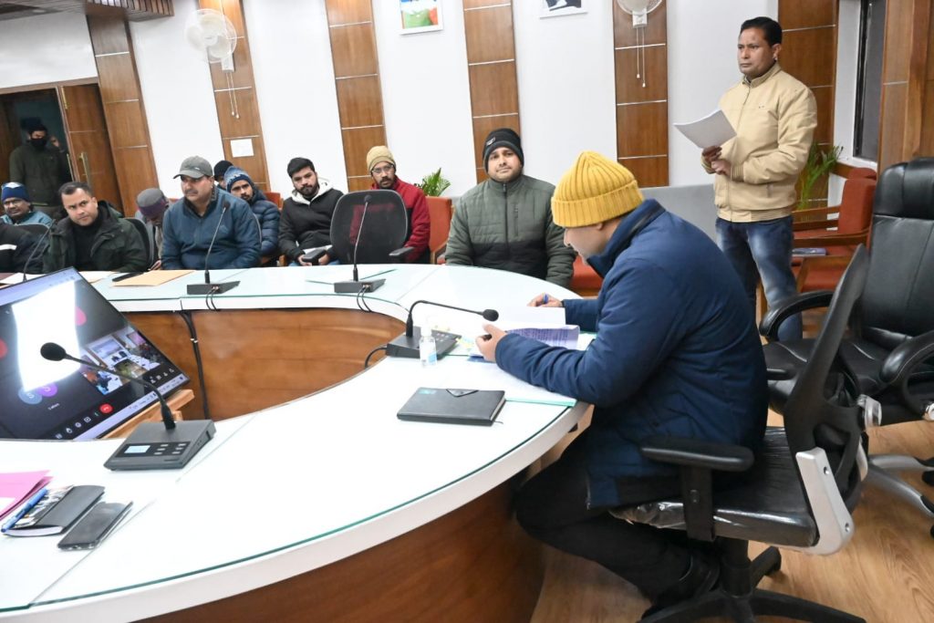 टिहरी में मुख्य विकास अधिकारी ने लगाया जनता दरबार, लोगों की समस्याओं पर संबंधित विभागों को दिये निस्तारण के निर्देश