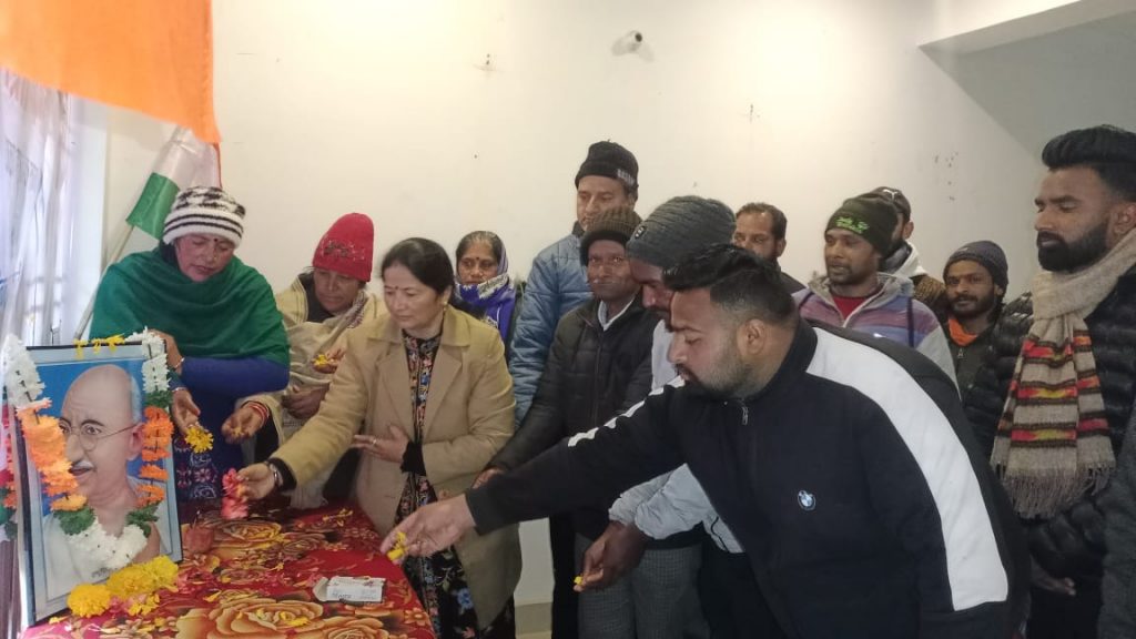 कांग्रेसियों ने महात्मा गांधी को पुण्यतिथि पर दी श्रद्घांजलि,’भारत जोड़ो,नफरत छोड़ो’ कार्यक्रम के समापन पर तिरंगे को दी सलामी