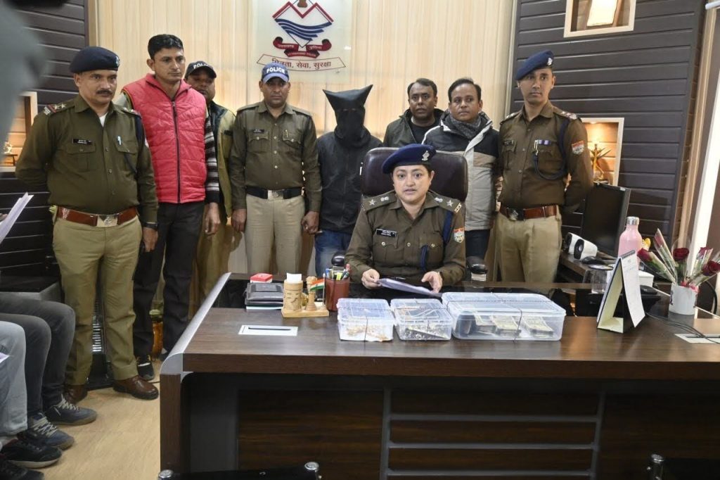 चोरी के माल समेत दो लोगों को पुलिस ने किया गिरफ्तार, 3 लाख के गहने व 1 लाख 54 हजार की नगदी बरामद