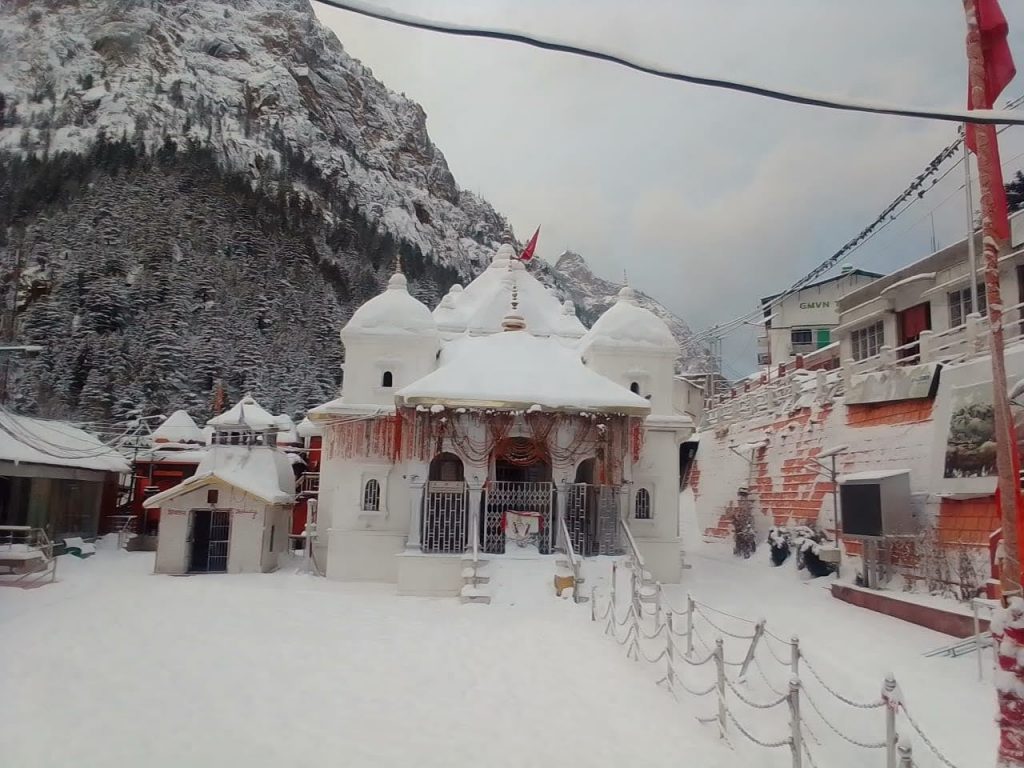 उत्तराखंड में बदला मौसम का मिजाज, पहाड़ों में भारी हिमपात से फैली बर्फ की सफेद चादर