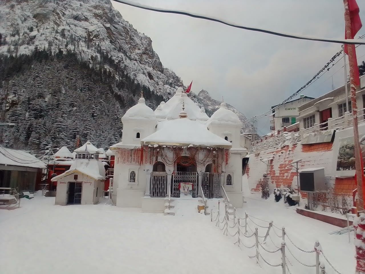 उत्तराखंड में बदला मौसम का मिजाज, पहाड़ों में भारी हिमपात से फैली बर्फ की सफेद चादर