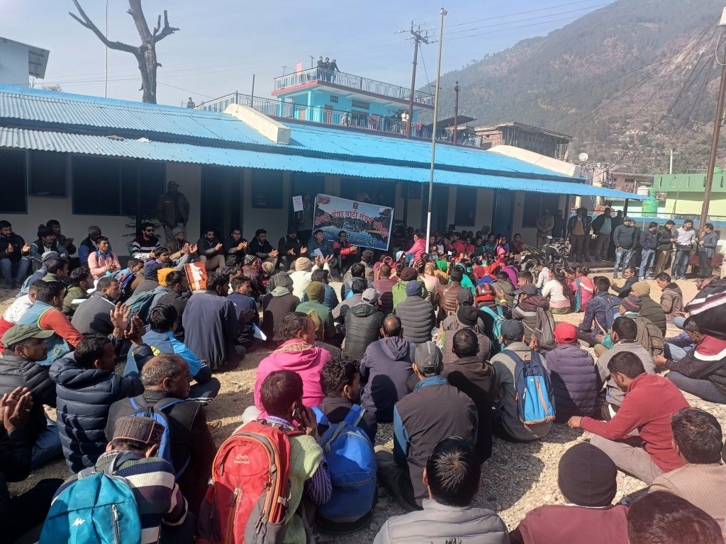 सड़क की खस्ता हालत के खिलाफ ग्रामीणों ने किया जोरदार प्रदर्शन, पीएमजेएसवाई कार्यालय पर जड़ा ताला