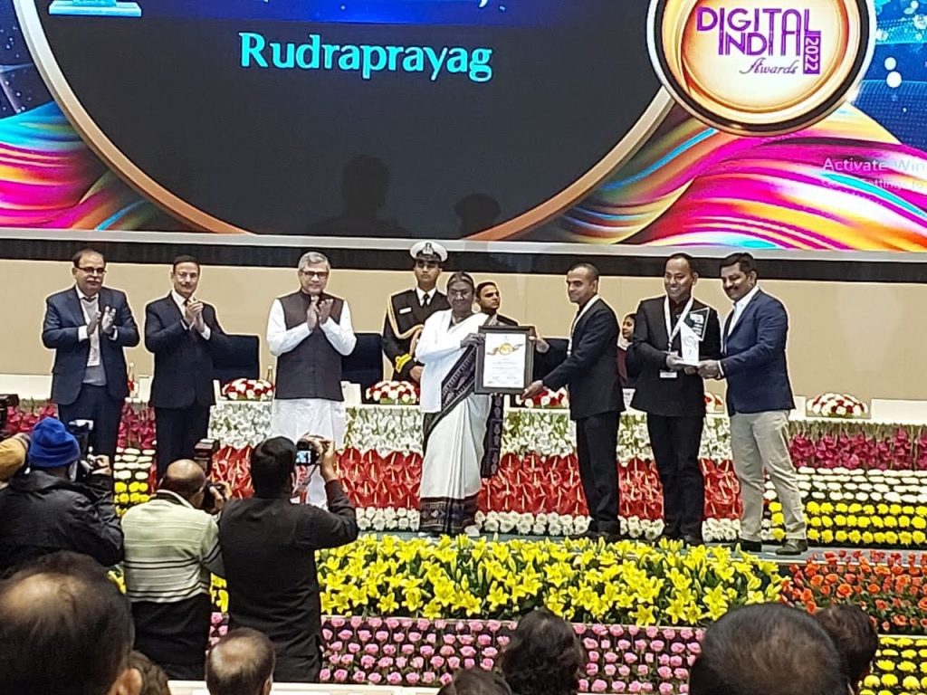 डीआरएस में जनपद रुद्रप्रयाग को मिला राष्ट्रीय पुरस्कार,राष्ट्रपति द्रौपदी मुर्मू से डीएम मयूर दीक्षित व SDM जितेन्द्र वर्मा ने प्राप्त किया पुरस्कार