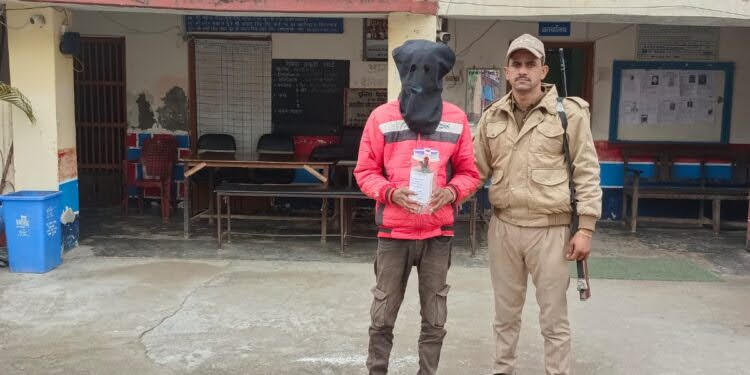 पुलिस की चैकिंग के दौरान पकड़ा गया संदिग्ध युवक, तलाशी में हुआ देशी तमंचा बरामद