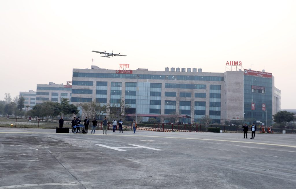एम्स की ड्रोन स्वास्थ्य सेवा का दूसरा परीक्षण भी रहा सफल, ड्रोन के जरिए हिंडोलाखाल पहुंचाई टीबी की दवा