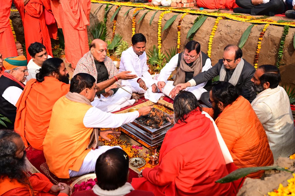 तीर्थनगरी पहुंचे रक्षा मंत्री राजनाथ सिंह, गुरुकुलों से अत्याधुनिक प्रौद्योगिकी के क्षेत्रों में अग्रसर होने का किया आह्वान