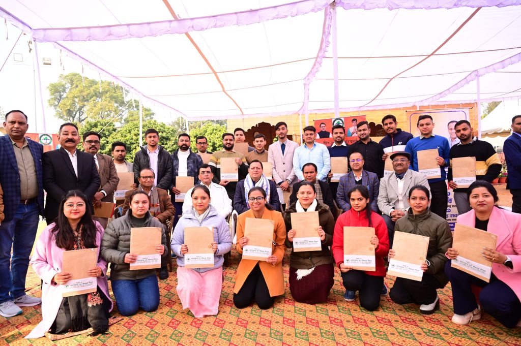 सीएम धामी ने चयनित सहायक लेखाकारों को प्रदान किये नियुक्ति पत्र