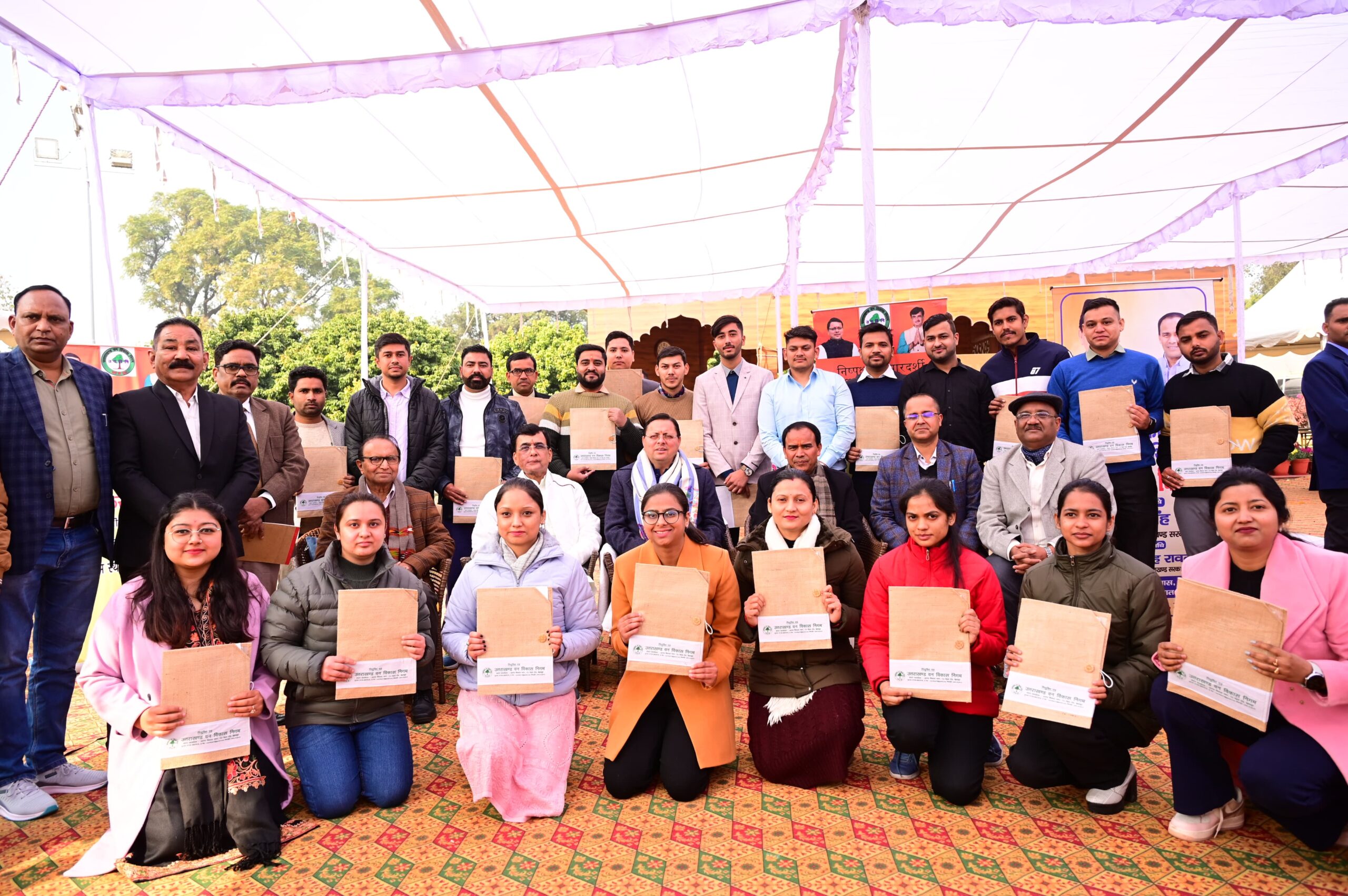 सीएम धामी ने चयनित सहायक लेखाकारों को प्रदान किये नियुक्ति पत्र