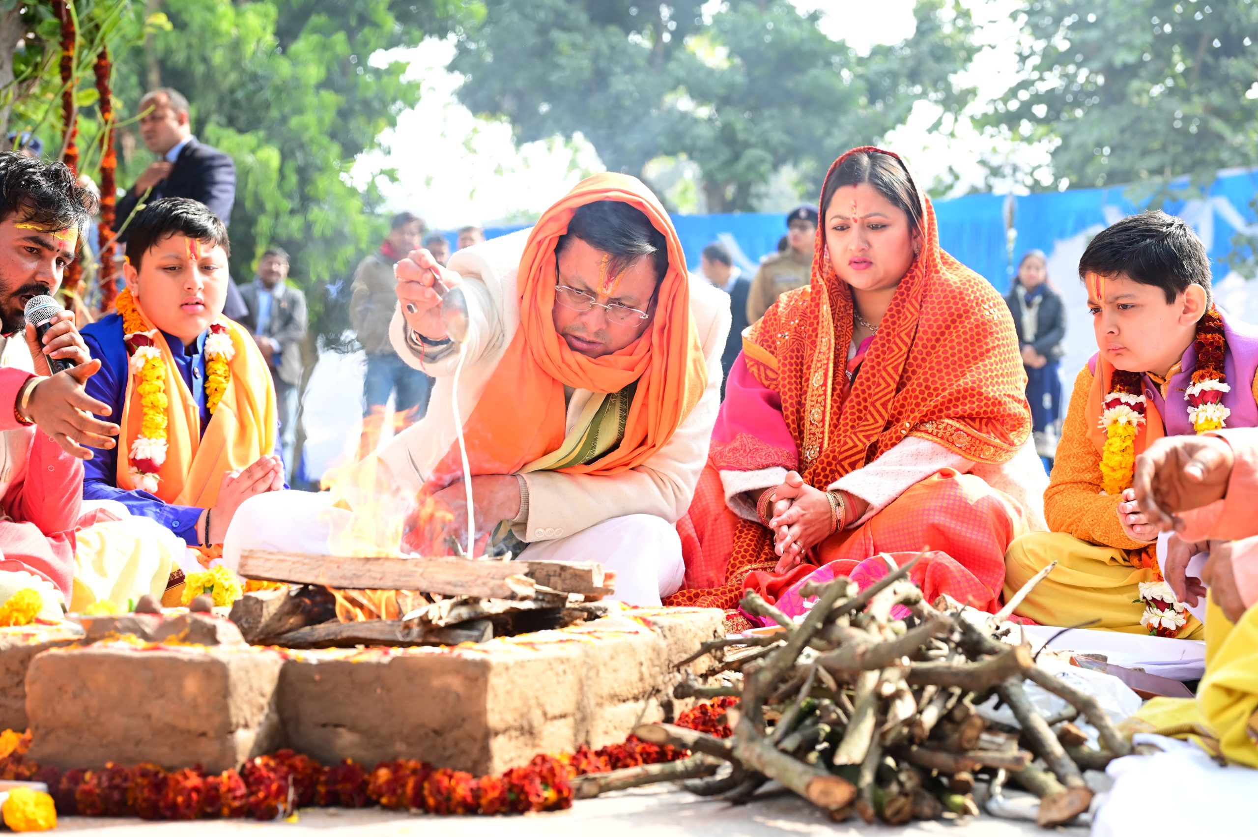 प्राण प्रतिष्ठा के मौके पर सीएम धामी ने सपरिवार किया पूजा-अर्चना और यज्ञ, भक्तों को किया प्रसाद वितरण