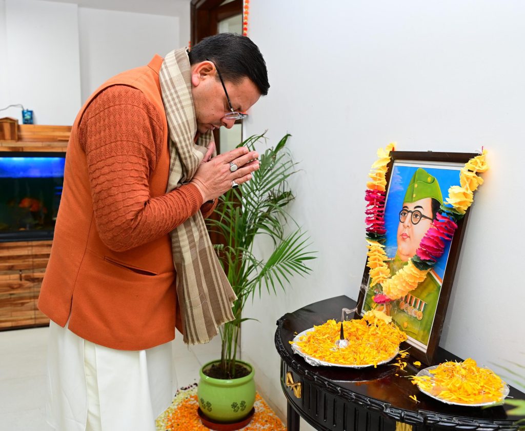 सीएम धामी ने सुभाष चंद्र बोस की जयंती पर पुष्पांजलि अर्पित कर दी श्रद्धांजलि