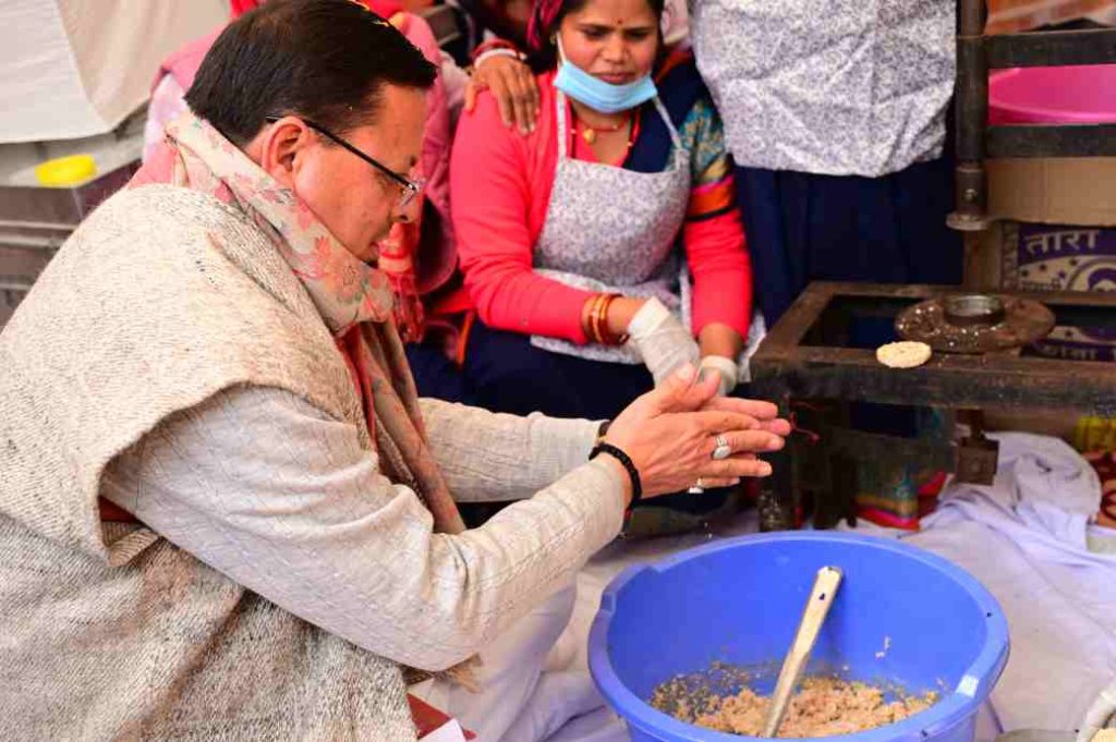 महिलाओं संग सीएम धामी ने बनाया चौलाई से तैयार महाप्रसाद, दो करोड़ कारोबार का लक्ष्य निर्धारित