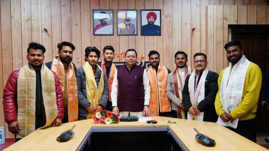 युवा कलाकार और लोकगायकों ने सीएम धामी से की मुलाकात, मुख्यमंत्री बोले – हुनरमंद युवाओं को आगे बढाने में रहते हैं तत्पर