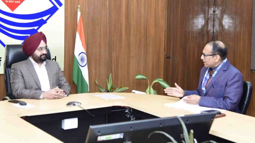 सीएस ने की स्कूलों में प्रयोगशालाओं एवं छात्रावासों के निर्माण की प्रगति की समीक्षा, दिए ये निर्देश..