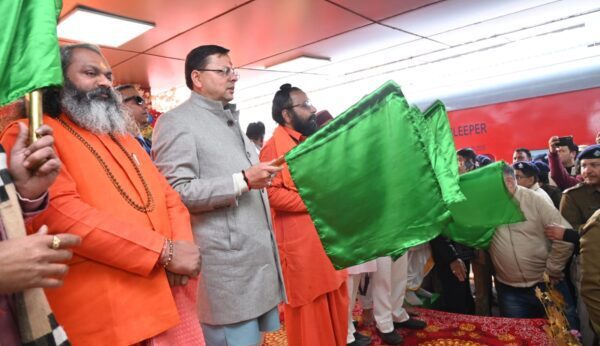 सीएम धामी ने हरिद्वार से अयोध्या आस्था स्पेशल ट्रेन का किया फ्लैग ऑफ, ट्रेन के संचालन से रामभक्तों को होगी सहूलियत