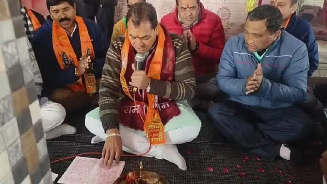 भक्तिभाव में डूबे कैबिनेट मंत्री डाॅ प्रेमचंद अग्रवाल, हनुमान चालीसा का पाठ कर रामभक्तों पर की पुष्प वर्षा