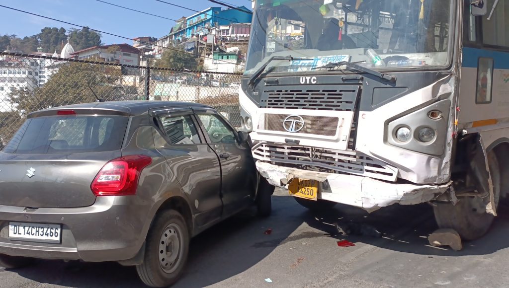  रोड़वेज बस के ब्रेक फैल,टक्कर मारकर तीन वाहनों को किया क्षतिग्रस्त