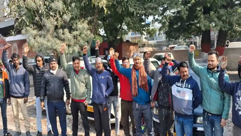 हड़ताल पर गए टैक्सी चालक,यात्रियों को करना पड़ा फजीहत का सामना