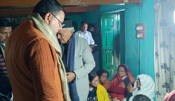 मुख्यमंत्री ने स्व. हयात सिंह महरा के घर पहुंच शोक संवेदना व्यक्त की