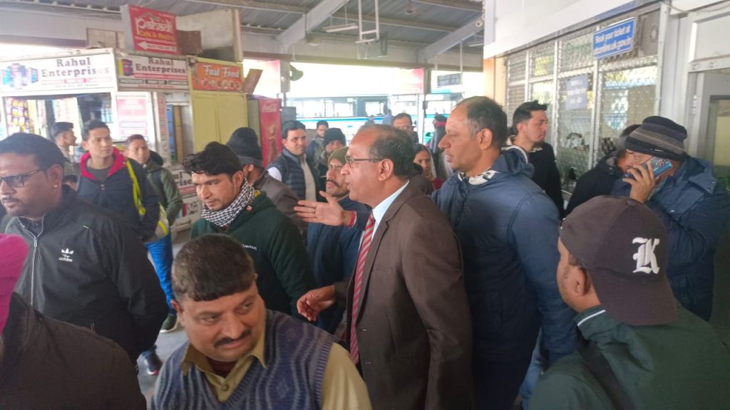  बाहर से आने वाले वाहन रोके,पुलिस ने बरसाए लट्ठ