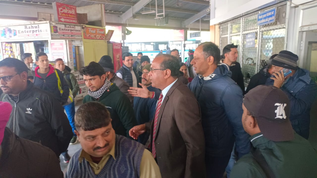  बाहर से आने वाले वाहन रोके,पुलिस ने बरसाए लट्ठ