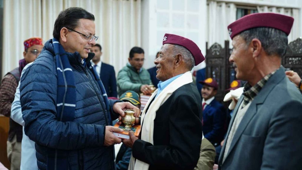 मुख्यमंत्री ने 15 महार रेजीमेंट के स्थापना दिवस पर रेजिमेंट के पूर्व सैन्य अधिकारियों को किया सम्मानित