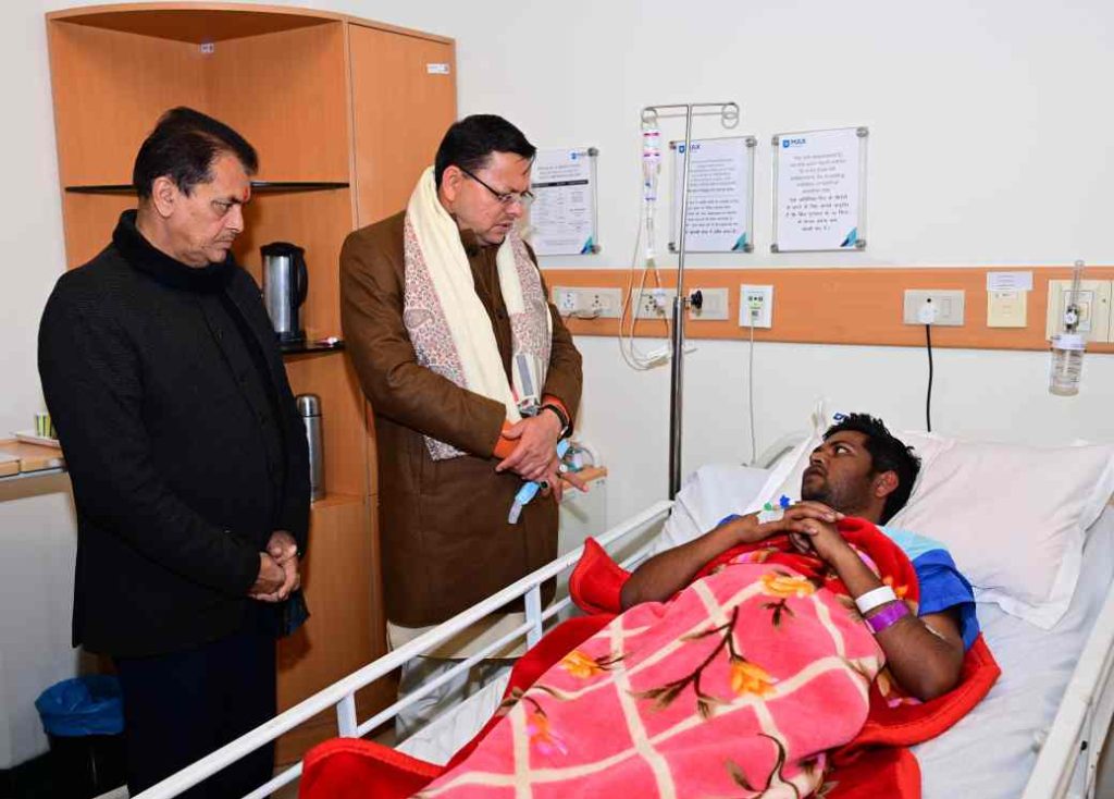 सीएम धामी ने कैबिनेट मंत्री के भाई का जाना हाल, अस्पताल में भर्ती सब इंस्पेक्टर का भी जाना हालचाल