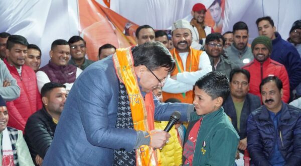 मुख्यमंत्री पुष्कर सिंह धामी ने सीमांत क्षेत्र के ग्राम ठाटा लोहाघाट में लगाई रात्रि चौपाल, स्थानीय लोगों से किया सीधा जन संवाद