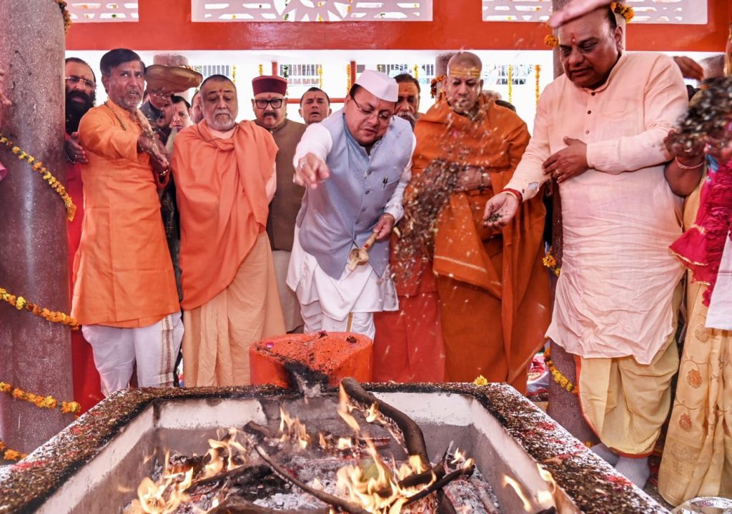 जगद्गुरु शंकराचार्य आश्रम में शंकराचार्य स्वामी राजराजेश्वराश्रम महाराज के साथ सीएम धामी ने किया हवन यज्ञ