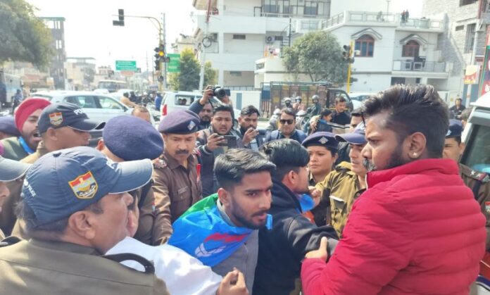 भाजपा कार्यालय कूच करते एनएसयूआई कार्यकर्ता गिरफ्तार